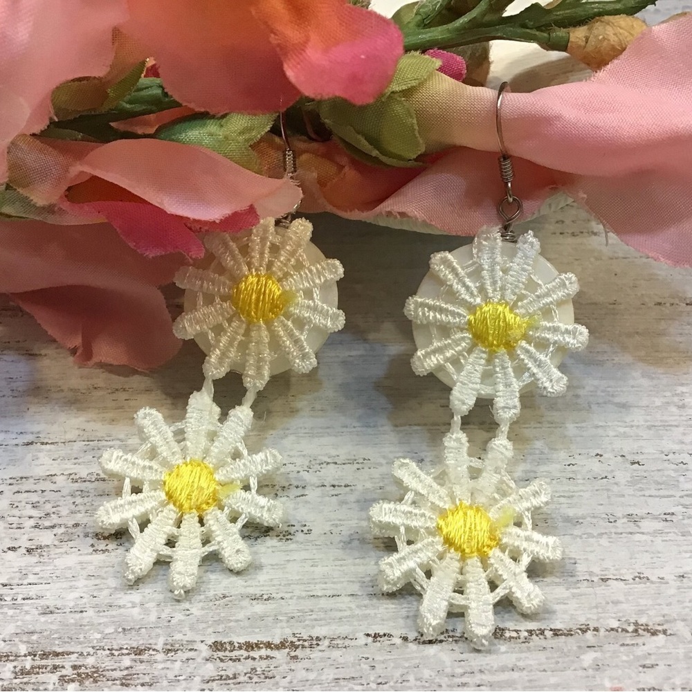 #6 Daisies Earrings. - Picture 2 of 2